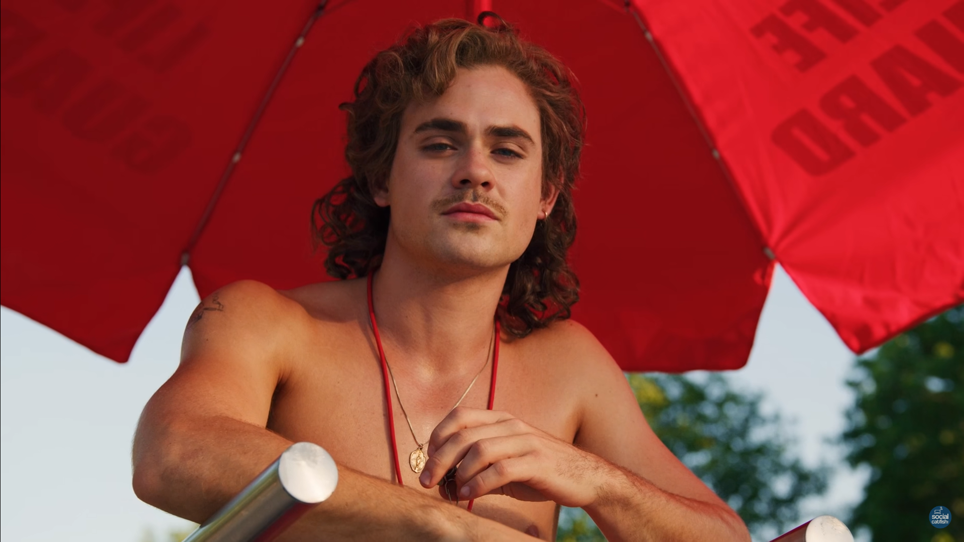 เหยื่อสาวถูกมิจฉาชีพหลอกเงิน 1 หมื่นดอลลาร์อ้างเป็น “Dacre Montgomery”