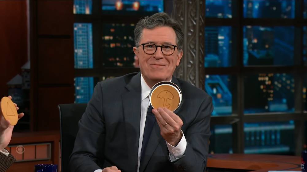 อีจองแจ เล่นเกมขูดน้ำตาลเกาหลีในรายการ The Late Show with Stephen Colbert (มีคลิป) อีจองแจ เล่นเกมขูดน้ำตาลเกาหลีในรายการ The Late Show with Stephen Colbert (มีคลิป)