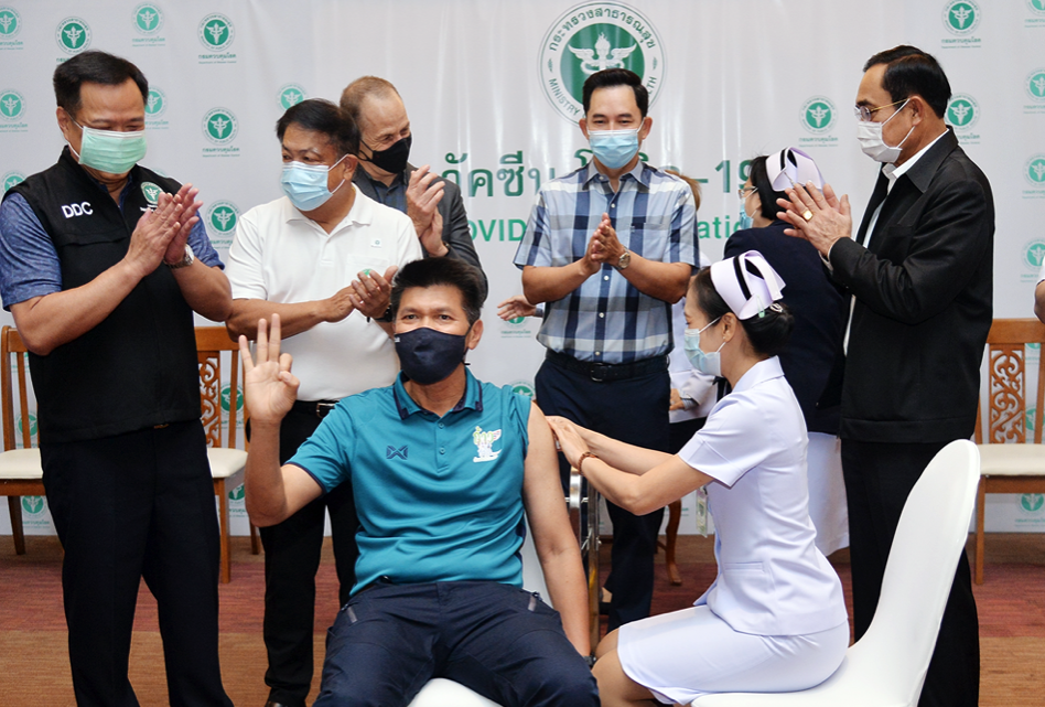 นาทีประวัติศาสตร์! นพ.ยงฉีดวัคซีนโควิด 19 เข็มแรกให้ ‘อนุทิน’ 