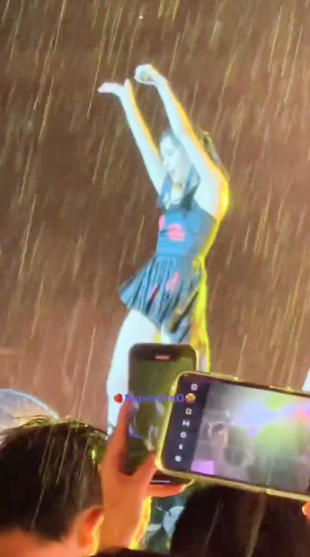 โชว์กลางสายฝน!! BLACKPINK ที่ MetLife Stadium 'เจนนี่' หวิดร่วงจากเวที โชว์กลางสายฝน!! BLACKPINK ที่ MetLife Stadium 'เจนนี่' หวิดร่วงจากเวที