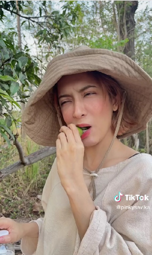 พิ้งกี้ ในลุคสบายๆ เข้าสวนเก็บมะม่วงเบากิน ทำเอาชาวเน็ตน้ำลายไหลตาม 