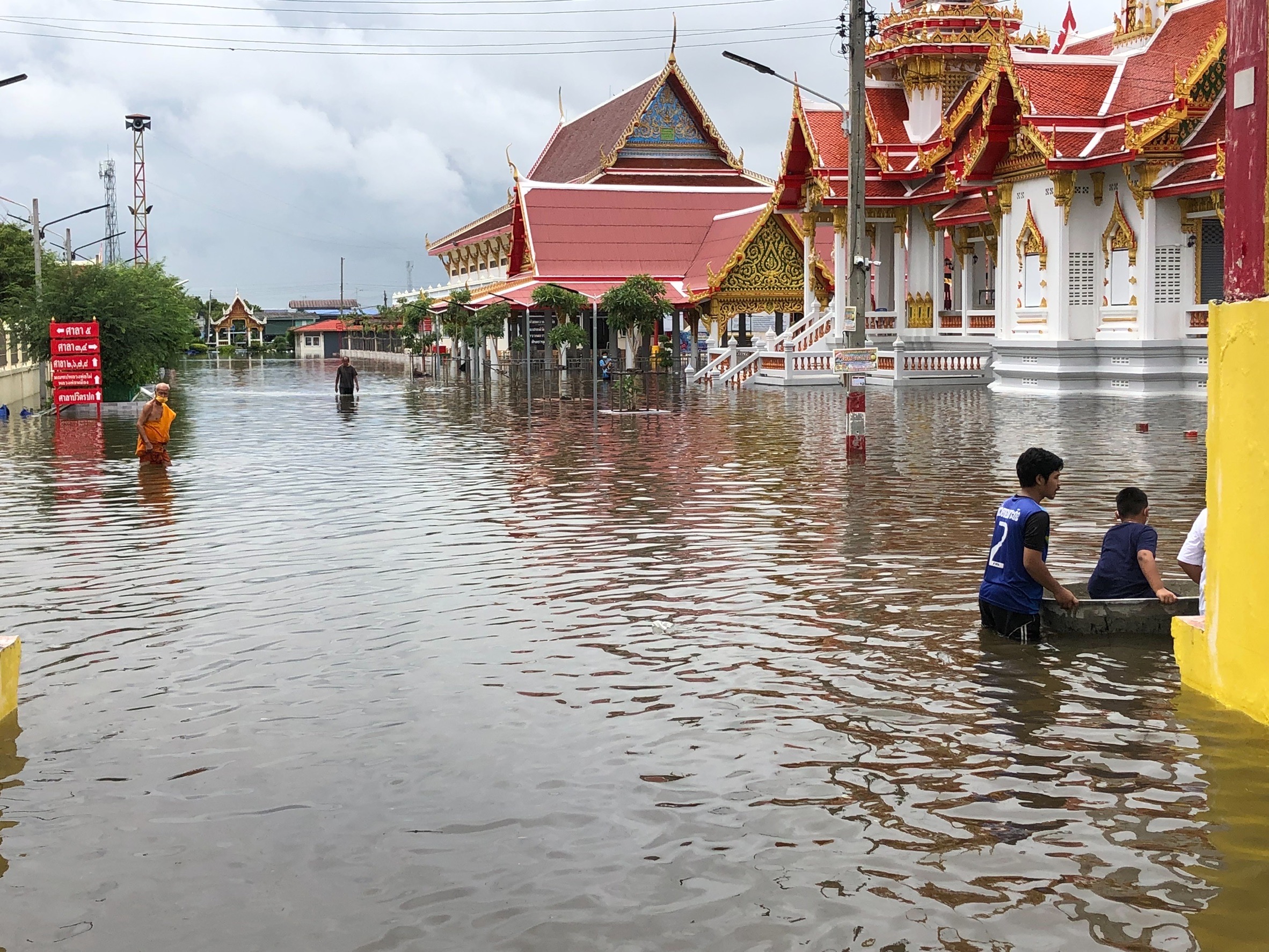 ฝนถล่มสมุทรปราการ วัดบางบ่อจมบาดาล ฝนถล่มสมุทรปราการ วัดบางบ่อจมบาดาล