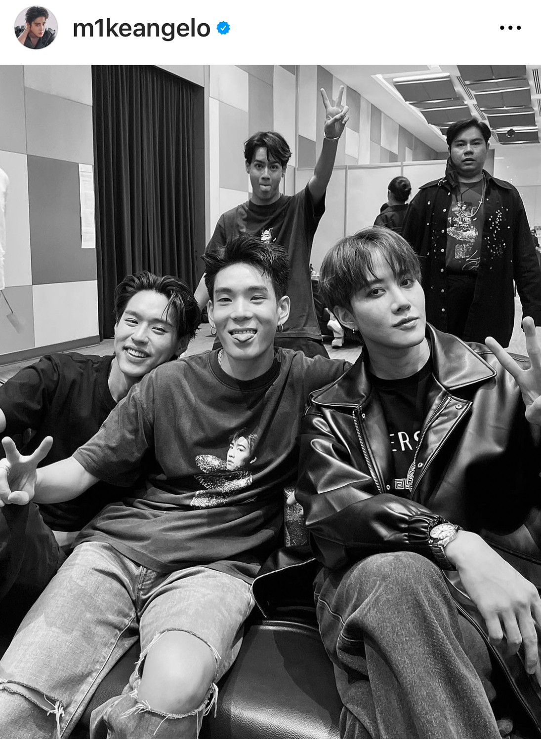แฟนคลับกรี๊ดหนัก!! “ไมค์” หอบดอกไม้เซอร์ไพรส์ “พีพี” ในงานแฟนมีตติ้ง แฟนคลับกรี๊ดหนัก!! “ไมค์” หอบดอกไม้เซอร์ไพรส์ “พีพี” ในงานแฟนมีตติ้ง