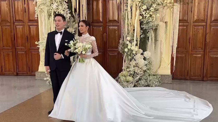 “ปาย สิตางศุ์” ควงแขนแฟนหนุ่ม “นิก ธนิก” ลั่นระฆังวิวาห์