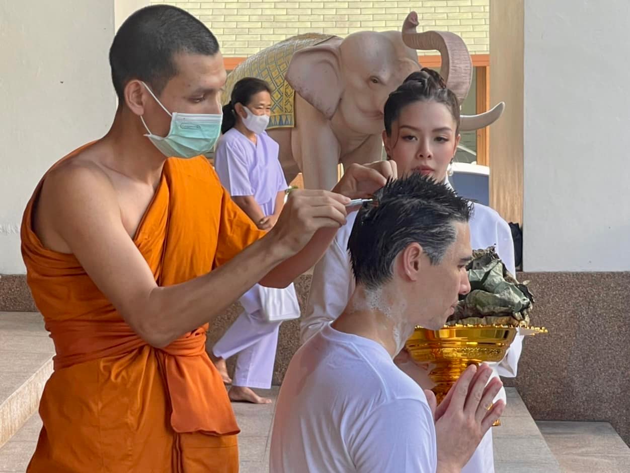 แมทธิว ดีน เข้าพิธีปลงผม เตรียมบวชที่เชียงใหม่ 