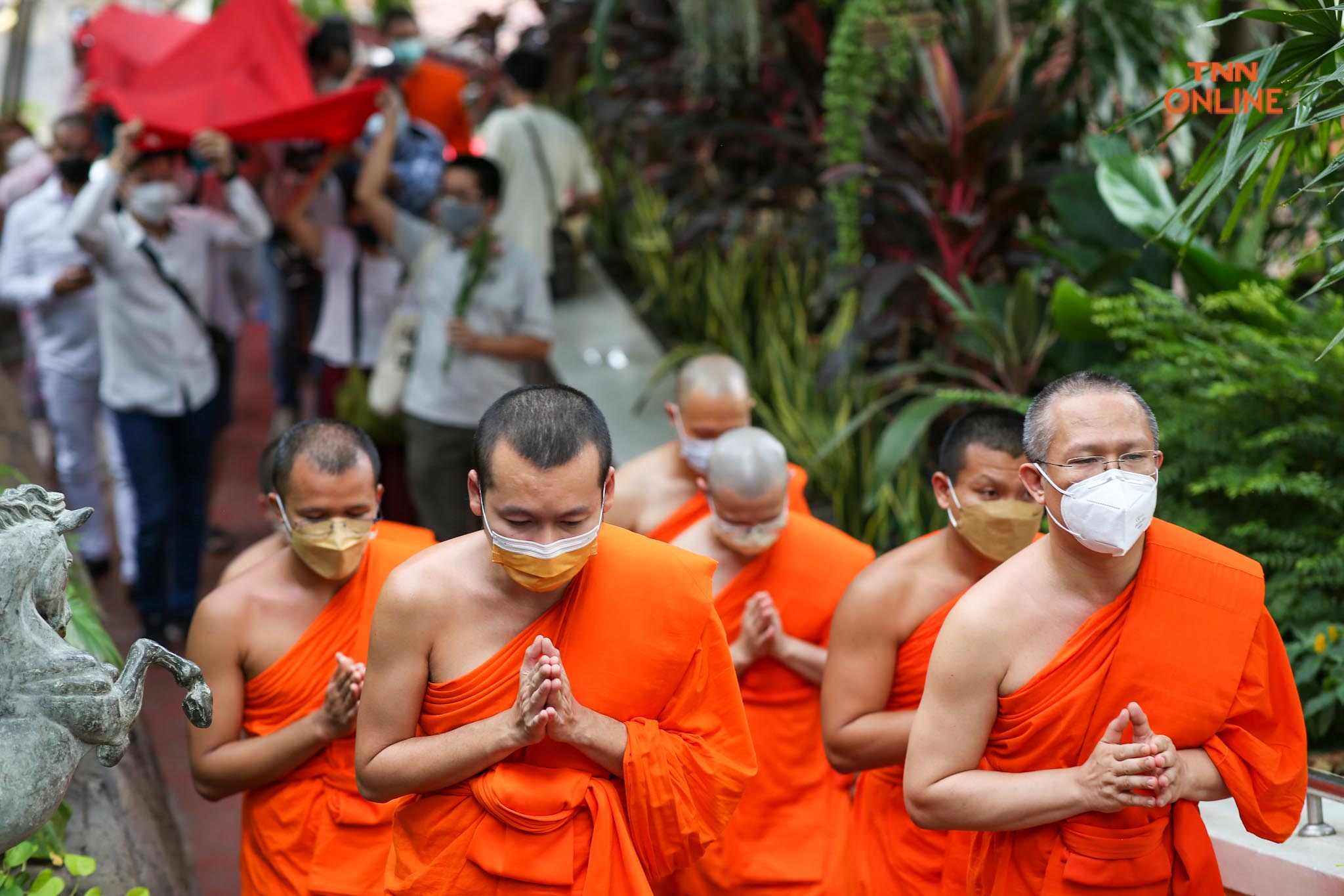 ประชาชนร่วมพิธี “ห่มผ้าแดงภูเขาทอง” ประจำปี 2564 เสริมสิริมงคล