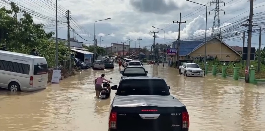 ฝนถล่มซ้ำระยองน้ำสูงขึ้นต่อเนื่องบางจุด 3 เมตร ปชช.เร่งอพยพของหนี