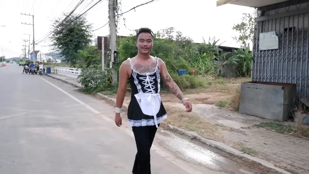 ใบดำสมใจ! หนุ่มสักลายแต่งคอสเพลย์วิ่งแก้บน ใบดำสมใจ! หนุ่มสักลายแต่งคอสเพลย์วิ่งแก้บน