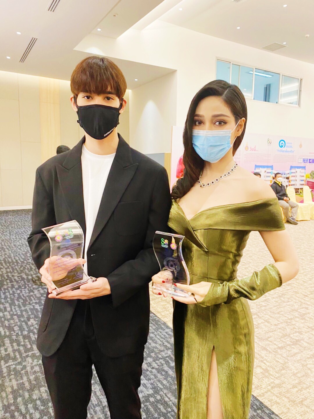 จูน นาตาชา และ เฟิร์ส ภาราดา เข้ารับโล่เกียรติคุณ จากกรมการแพทย์ กระทรวงสาธารณสุข และ สบยช จูน นาตาชา และ เฟิร์ส ภาราดา เข้ารับโล่เกียรติคุณ จากกรมการแพทย์ กระทรวงสาธารณสุข และ สบยช