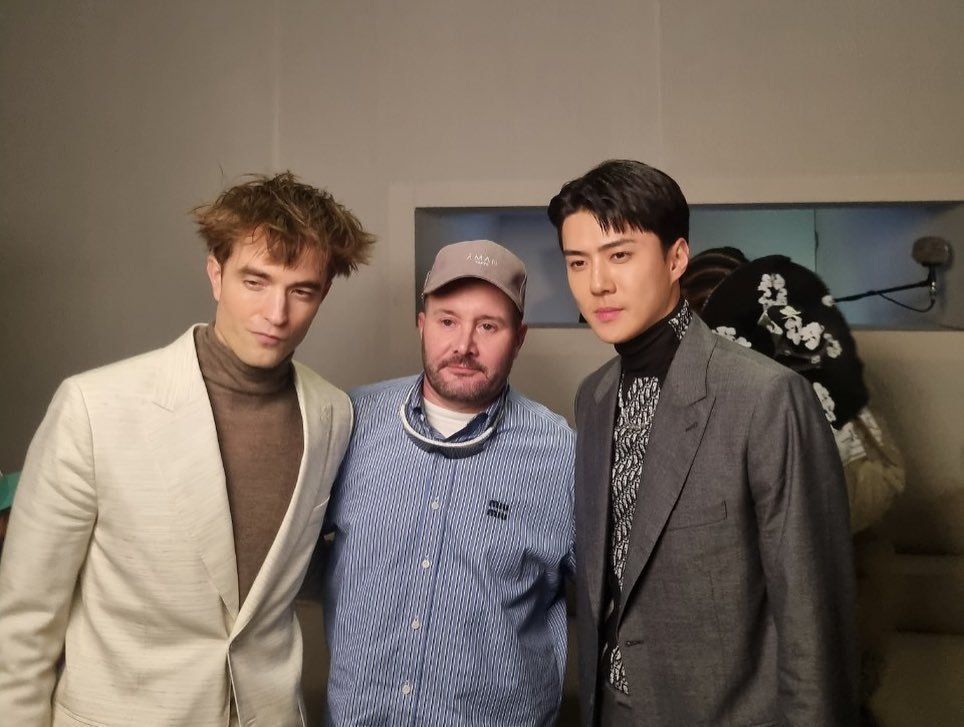 สามหนุ่มหล่อทะลุพีระมิด ! “ชาอึนอู” และ “เซฮุน” ได้กระทบไหล่ Robert Pattinson ที่งาน “Dior” สามหนุ่มหล่อทะลุพีระมิด ! “ชาอึนอู” และ “เซฮุน” ได้กระทบไหล่ Robert Pattinson ที่งาน “Dior”