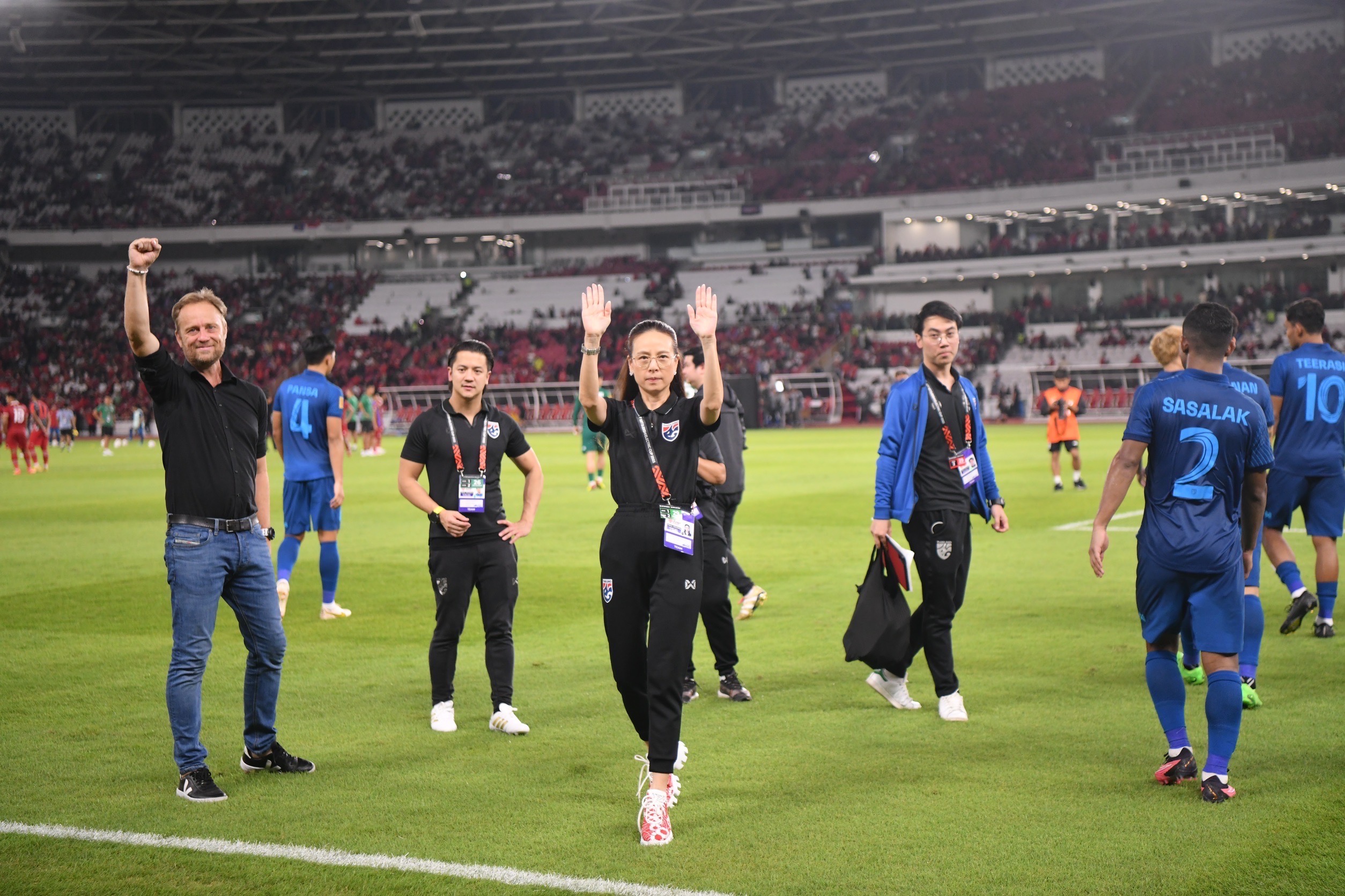 'มาดามแป้ง' ถ่ายภาพกลุ่มกับแฟินอินโดพร้อมเผยประทับใจสุดๆ 'มาดามแป้ง' ถ่ายภาพกลุ่มกับแฟินอินโดพร้อมเผยประทับใจสุดๆ