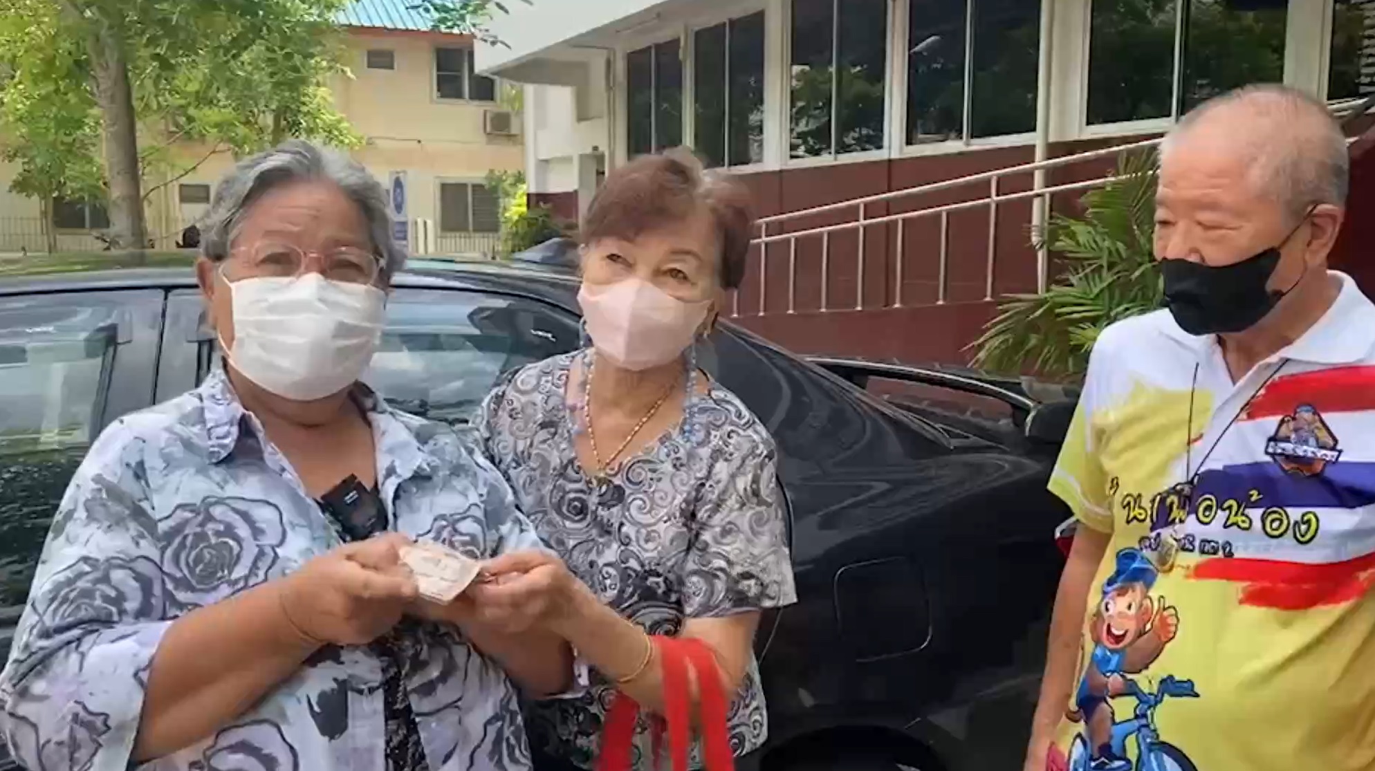 ชื่นชม! ยายวัย 70 ปีเก็บเงินได้ 3 หมื่นรีบแจ้งจนท. ล่าสุดเจอเจ้าของแล้ว