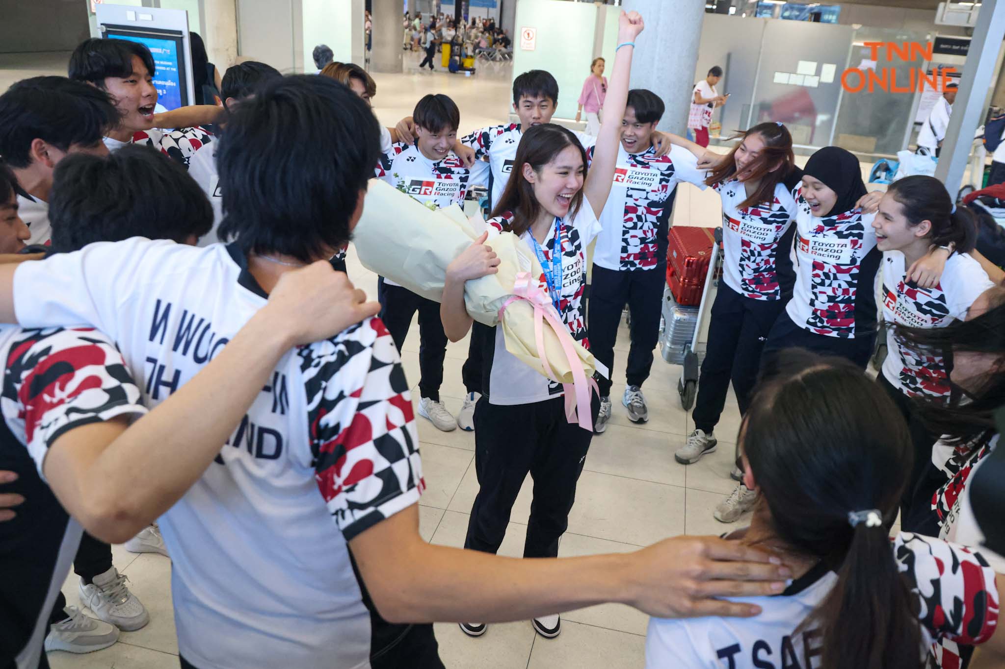 “น้องพิงค์” ถึงไทยแล้ว หลังคว้าแชมป์แบดมินตันเยาวชนโลก 2023 ผงาดมือ 1 โลกรุ่นเยาวชน “น้องพิงค์” ถึงไทยแล้ว หลังคว้าแชมป์แบดมินตันเยาวชนโลก 2023 ผงาดมือ 1 โลกรุ่นเยาวชน