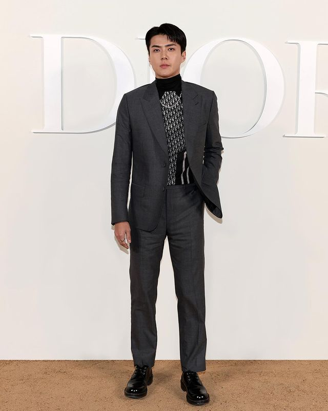 สามหนุ่มหล่อทะลุพีระมิด ! “ชาอึนอู” และ “เซฮุน” ได้กระทบไหล่ Robert Pattinson ที่งาน “Dior” สามหนุ่มหล่อทะลุพีระมิด ! “ชาอึนอู” และ “เซฮุน” ได้กระทบไหล่ Robert Pattinson ที่งาน “Dior”