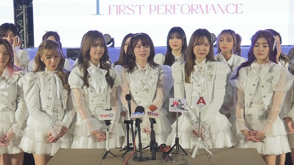 BNK48 รุ่นที่ 1 ขึ้นโชว์ซิงเกิ้ลพิเศษ Jiwaru DAYS   (มีคลิป) 