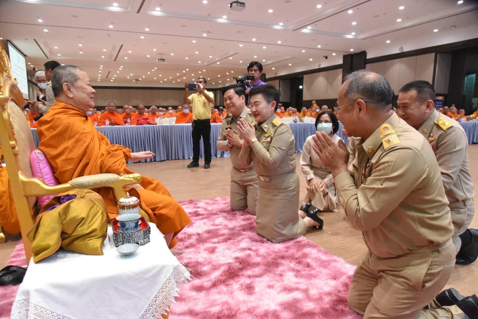 ผู้ว่าฯ ชัชชาติ ร่วมถวายสักการะ ในการประชุมพระสังฆาธิการระดับวัด                