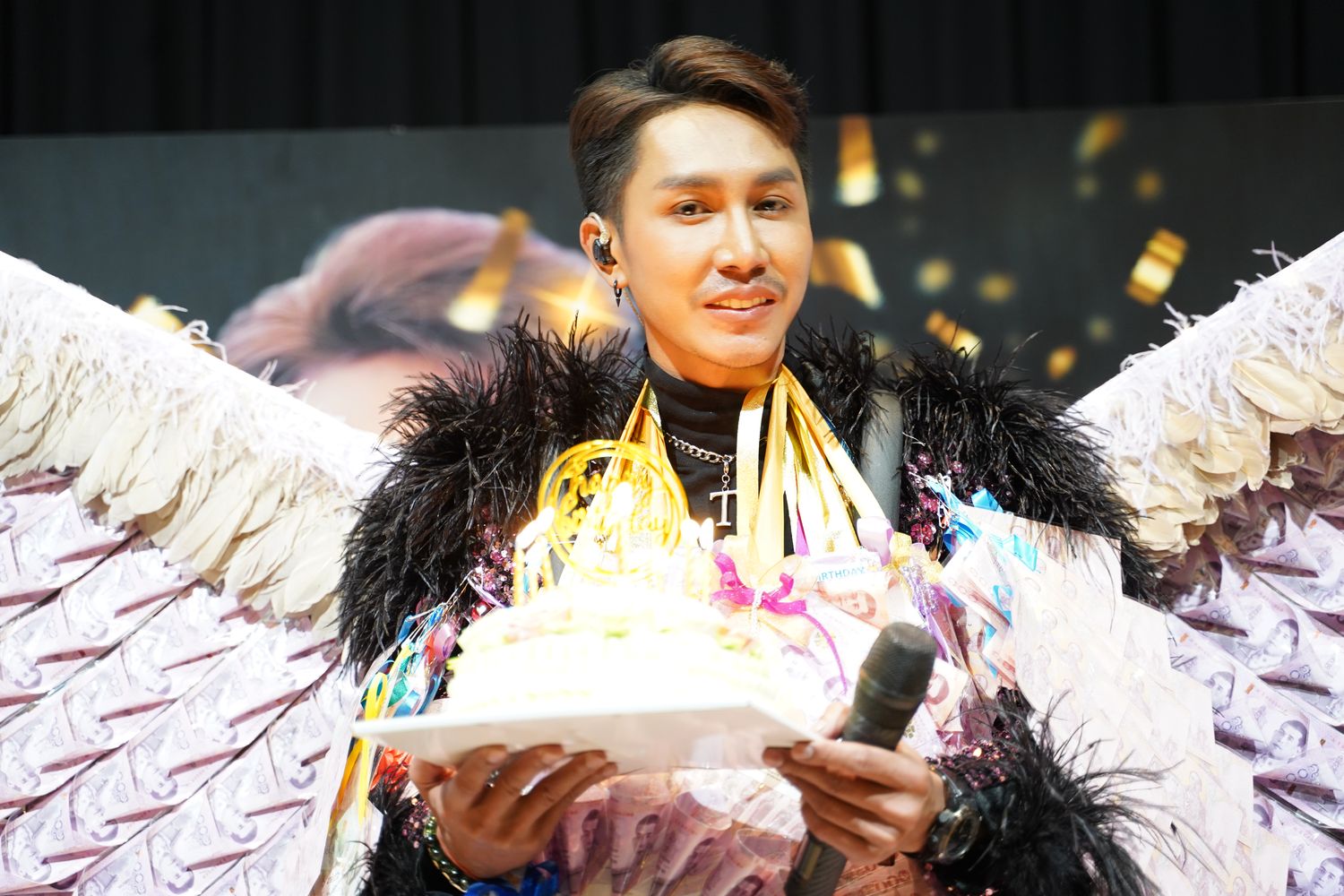 ตรี ชัยณรงค์ จัดแฟนมีตฉลองวันเกิด แฟนคลับเซอร์ไพรส์ชุดใหญ่ มาลัยหลักล้าน!! ตรี ชัยณรงค์ จัดแฟนมีตฉลองวันเกิด แฟนคลับเซอร์ไพรส์ชุดใหญ่ มาลัยหลักล้าน!!