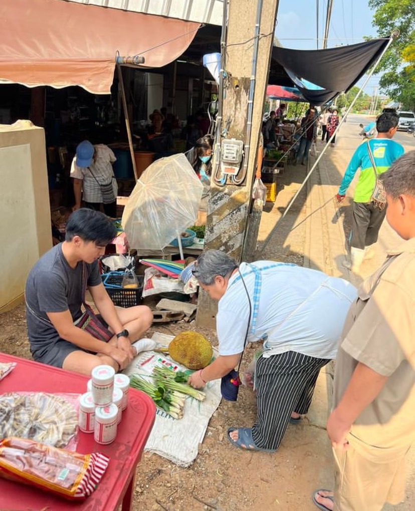 ไลฟ์สไตล์ของ โกสินทร์ เก็บผักในสวนมาขาย