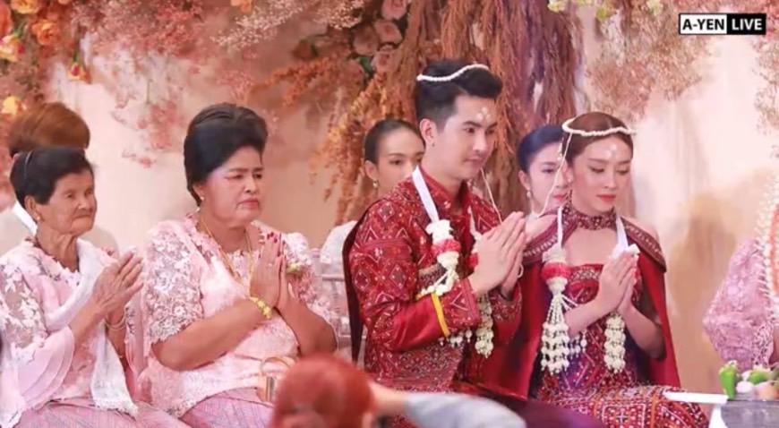 เริ่มต้นชีวิตคู่ บอย ศิริชัย ควง แอน อรดี เข้าพิธีวิวาห์สุดอบอุ่น สินสอดนับล้าน! เริ่มต้นชีวิตคู่ บอย ศิริชัย ควง แอน อรดี เข้าพิธีวิวาห์สุดอบอุ่น สินสอดนับล้าน!