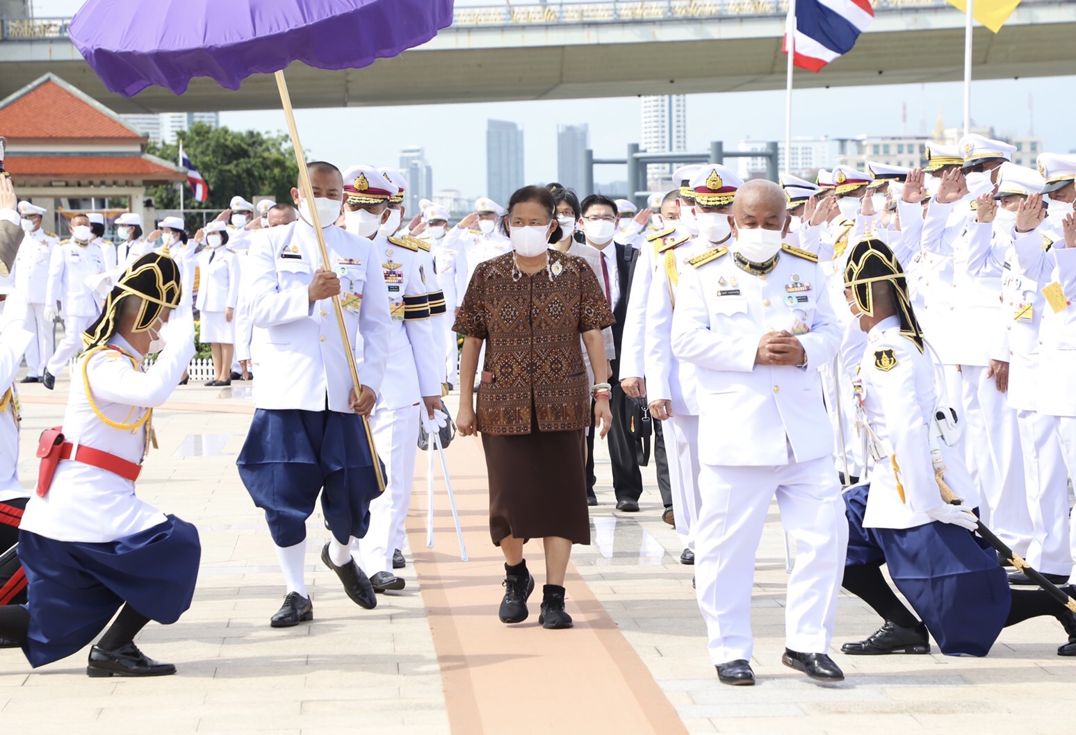 กรมสมเด็จพระเทพฯ เสด็จแทนพระองค์ ทรงวางพวงมาลาถวายราชสักการะพระบรมราชานุสาวรีย์พระบาทสมเด็จพระปรเมนทรมหาอานันทมหิดลเนื่องในวันคล้ายวันสวรรคต 
