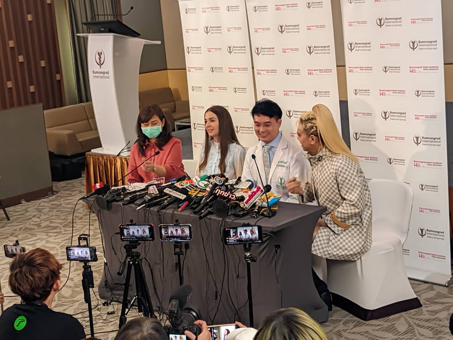 พ้นวิกฤต สื่อสารได้ ครอบครัว เอส กันตพงศ์ ตั้งโต๊ะแถลงอาการล่าสุดพร้อมทีมแพทย์ 