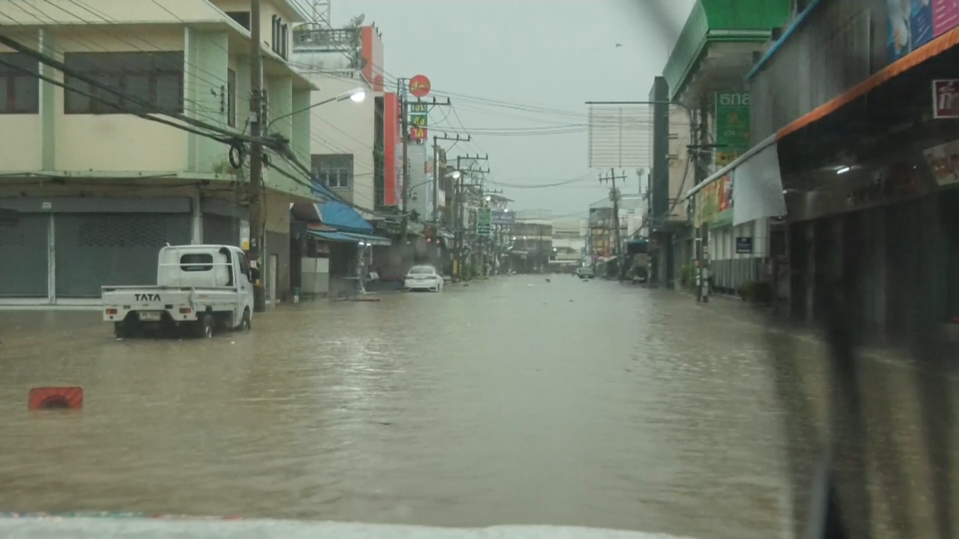 ฝนถล่ม จ.พิจิตร น้ำท่วมหนักย่านเศรษฐกิจ พ่อค้า-แม่ค้า เร่งอพยพ ฝนถล่ม จ.พิจิตร น้ำท่วมหนักย่านเศรษฐกิจ พ่อค้า-แม่ค้า เร่งอพยพ