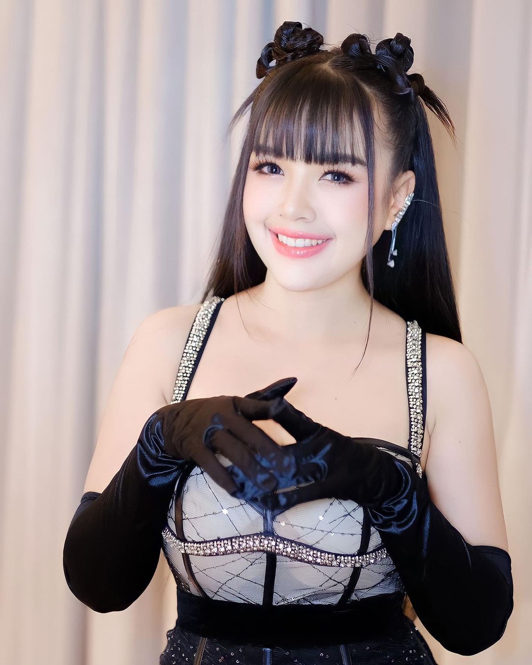 ดราม่าแดนเซอร์ “เจนนี่ รัชนก” เต้นยั่วเด็กชายบนเวทีคอนเสิร์ต (มีคลิป)