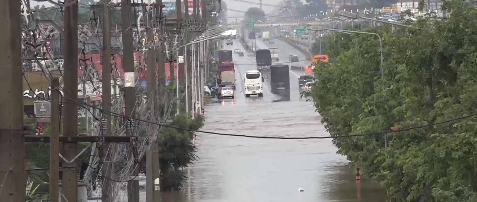 โคราชฝนถล่มหนักตลอด 2 วัน น้ำท่วมถนนมิตรภาพ-จราจรติดขัดทั้ง 2 ฝั่ง โคราชฝนถล่มหนักตลอด 2 วัน น้ำท่วมถนนมิตรภาพ-จราจรติดขัดทั้ง 2 ฝั่ง