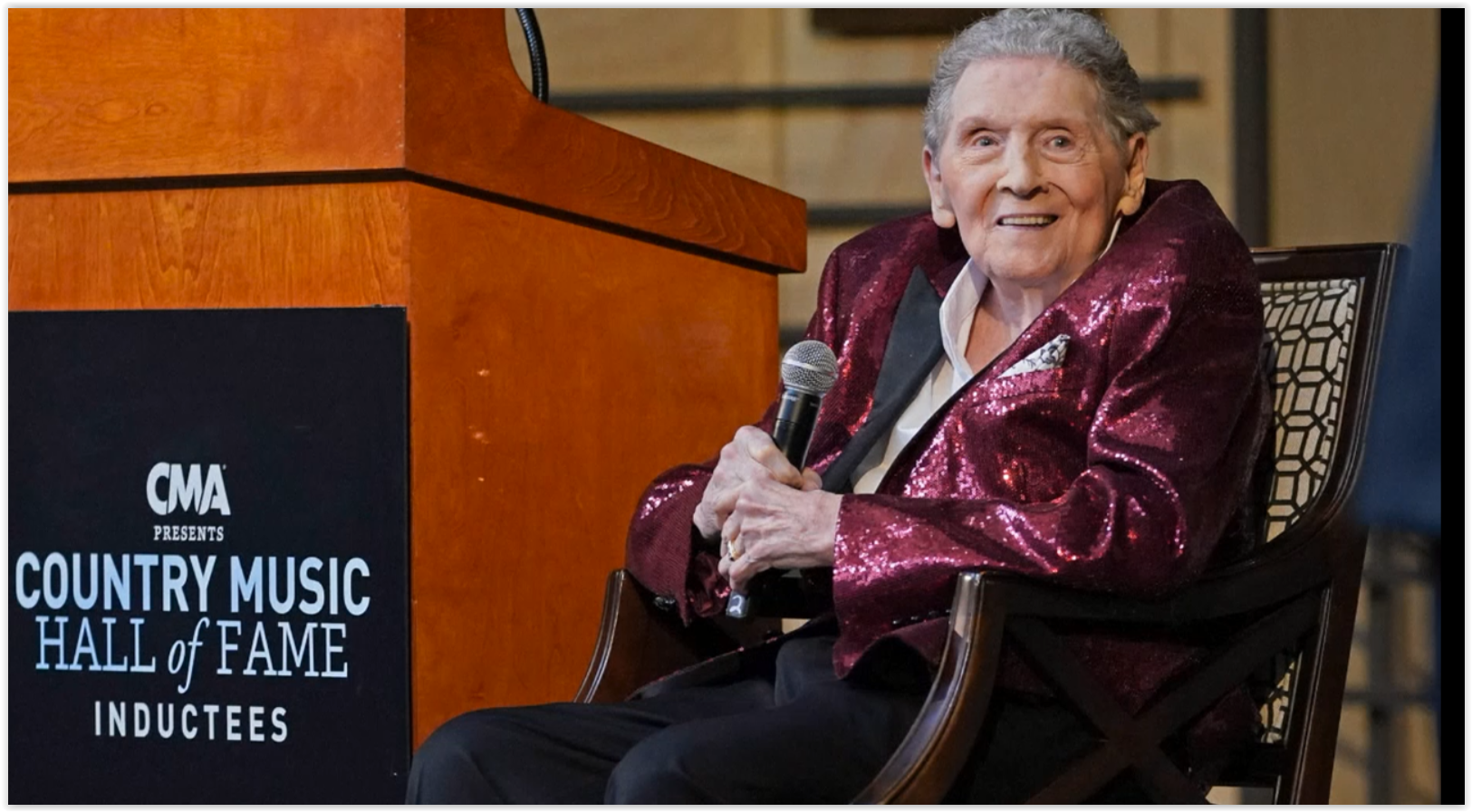 แฟนคลับร่วมอาลัยพิธีศพ “Jerry Lee Lewis” ศิลปินผู้บุกเบิกดนตรี Rock & Roll' 