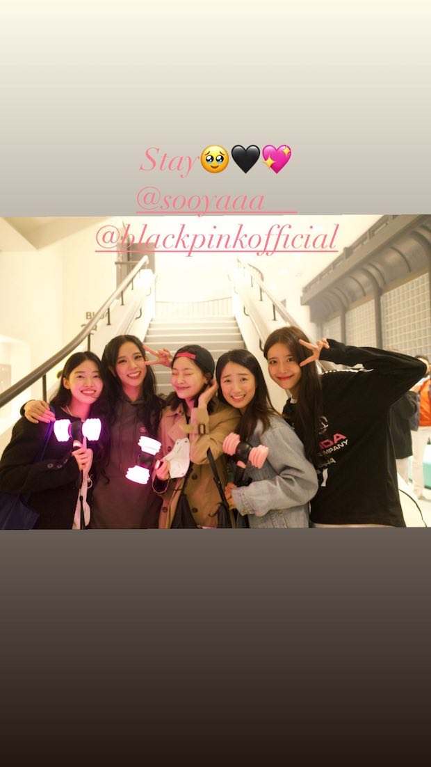 ไหว้ย่อแบบ ‘สายัณห์ สัญญา’!! ‘ลิซ่า BLACKPINK’ รับพวงมาลัยแบงค์วอนจากเพื่อนซี้