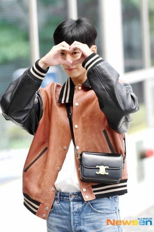 เมื่อตัวท็อปเดินทาง!! ‘ลิซ่า - วี BTS’ เผยภาพในเจ็ทส่วนตัวพาลัดฟ้าสู่ปารีส เมื่อตัวท็อปเดินทาง!! ‘ลิซ่า - วี BTS’ เผยภาพในเจ็ทส่วนตัวพาลัดฟ้าสู่ปารีส