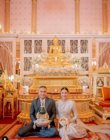 เปิดภาพ แพนเค้ก เขมนิจ ในชุดไทยสวยสง่า ออร่าเจ้าสาวจับ!