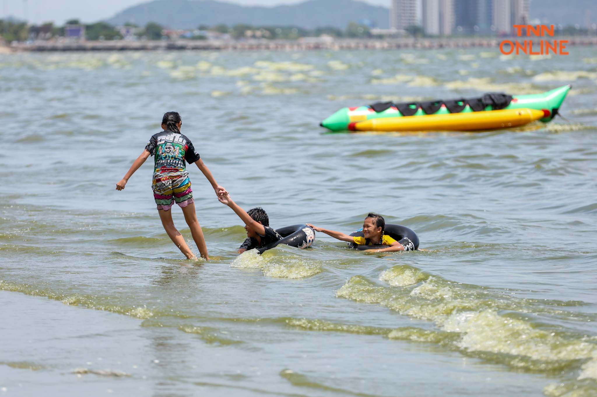 บางแสนน้ำทะเลสีเขียว จาก แพลงก์ตอนบลูม กระทบ นทท. บางตา