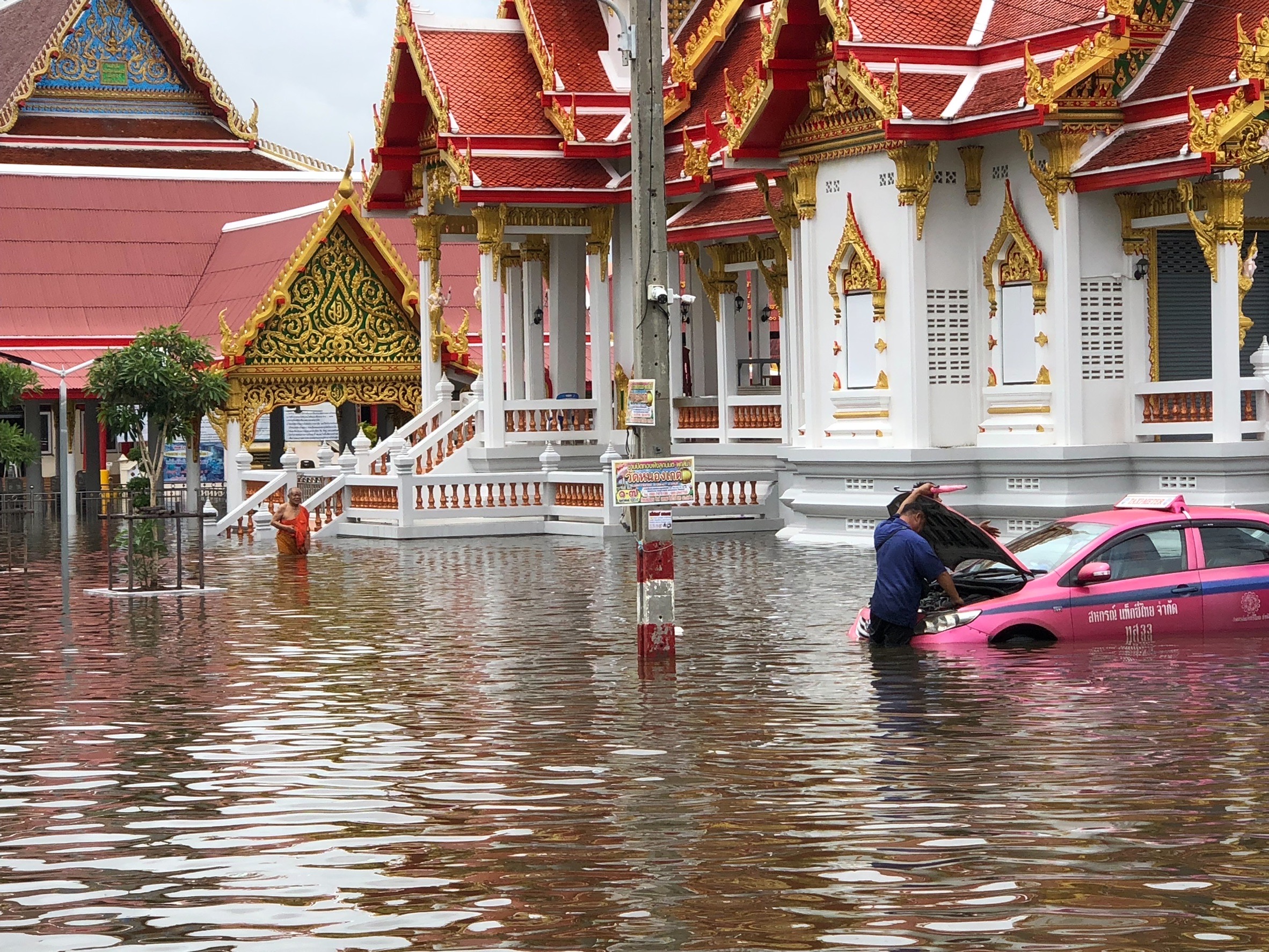 ฝนถล่มสมุทรปราการ วัดบางบ่อจมบาดาล ฝนถล่มสมุทรปราการ วัดบางบ่อจมบาดาล