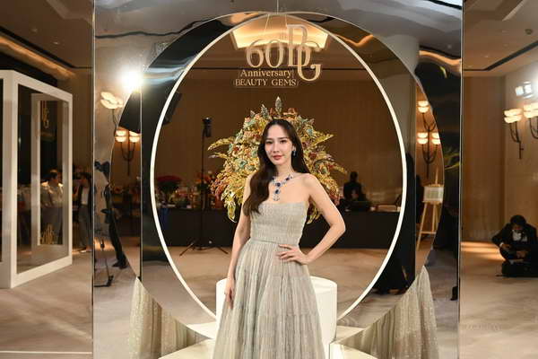 อั้ม-แอน-แอฟ อวดลุคสวยแพง ร่วมฉลองครบรอบ 60 ปี บิวตี้เจมส์ อั้ม-แอน-แอฟ อวดลุคสวยแพง ร่วมฉลองครบรอบ 60 ปี บิวตี้เจมส์