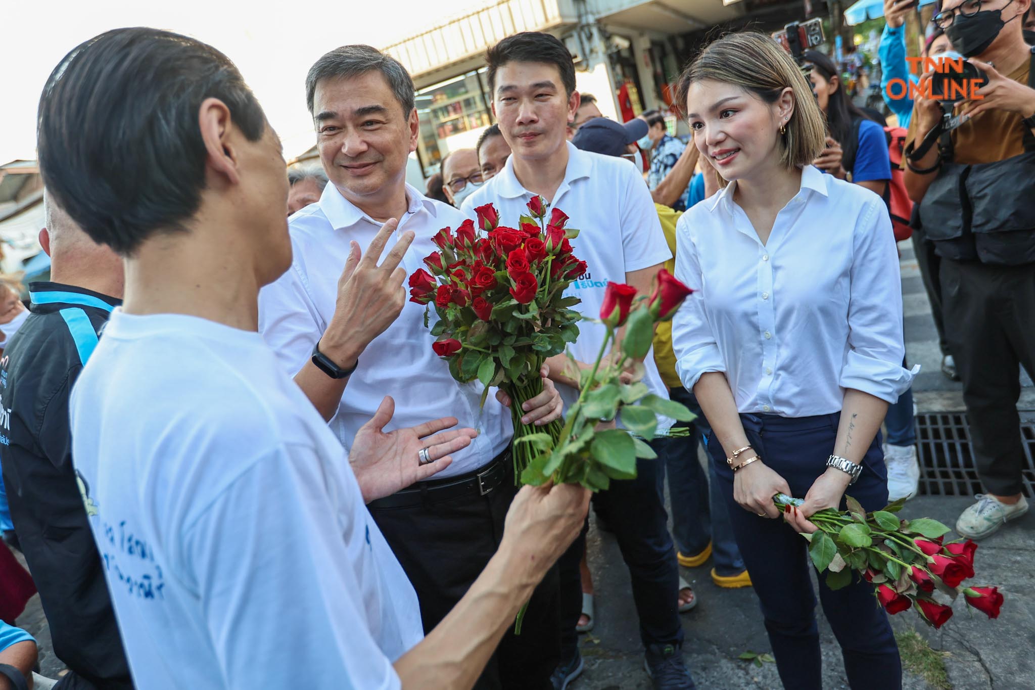 “อภิสิทธิ์-มาดามเดียร์” อ้อนชาวบ้านบางคอแหลมขอโอกาสรับใช้ ปชช.