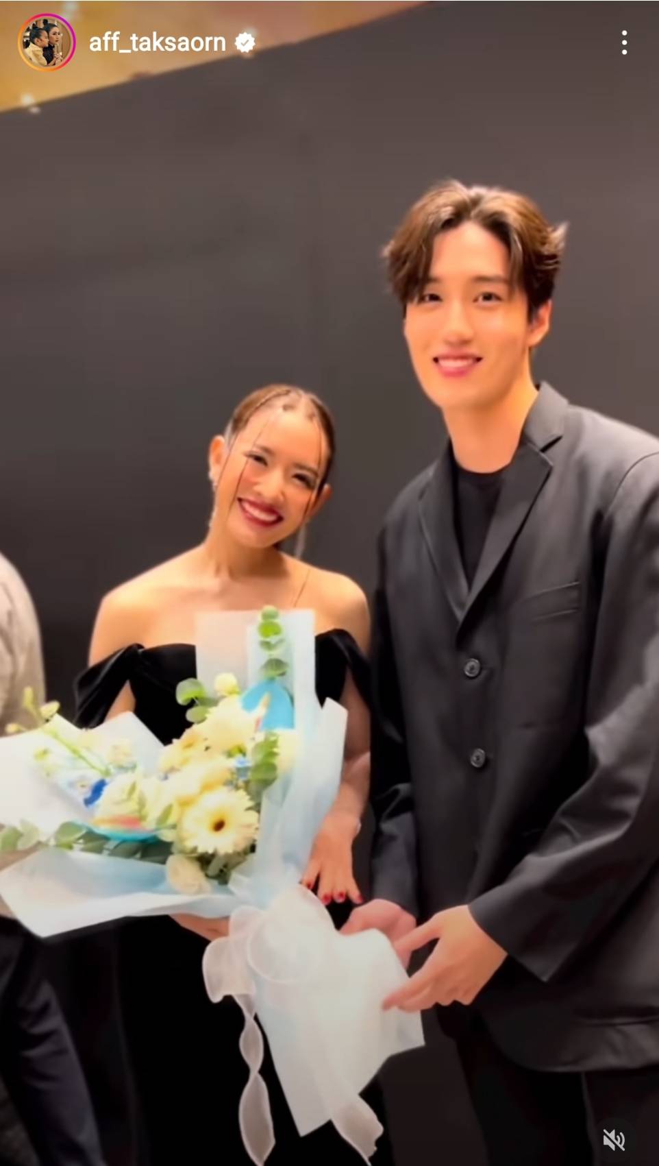 แอฟ ทักษอร ถูกแซวหนัก หลัง 3 พระเอกหนุ่ม หอบดอกไม้แสดงความยินดี แอฟ ทักษอร ถูกแซวหนัก หลัง 3 พระเอกหนุ่ม หอบดอกไม้แสดงความยินดี