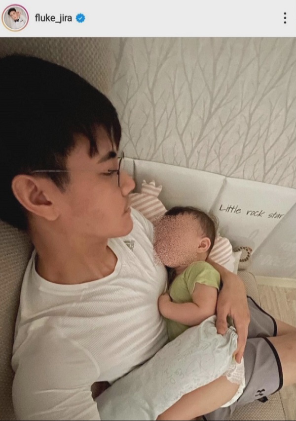 ฟลุค จิระ สบายใจขึ้น หลังลูกสาวไม่มีไข้ เผย ยังต้องสังเกตุอาการ (มีคลิป) ฟลุค จิระ สบายใจขึ้น หลังลูกสาวไม่มีไข้ เผย ยังต้องสังเกตุอาการ (มีคลิป)