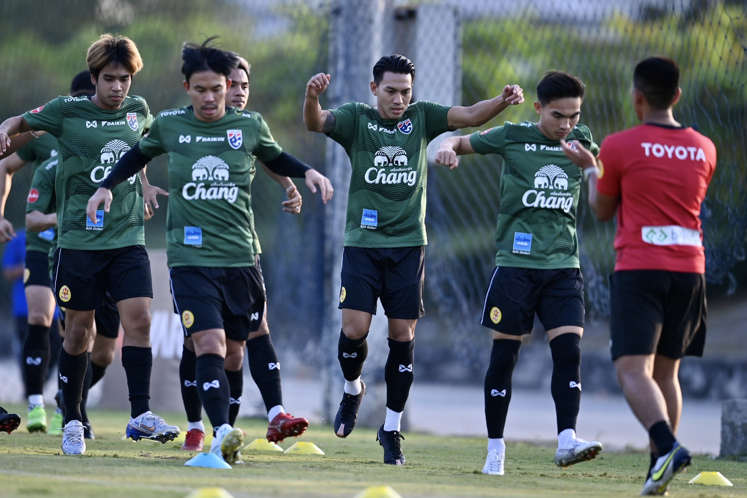ประมวลภาพ 'ลีซอ ธีรเทพ' เข้าฝึกซ้อมกับทีมชาติไทยเตรียมเล่นนัดอำลา 14 ธ.ค. นี้ ประมวลภาพ 'ลีซอ ธีรเทพ' เข้าฝึกซ้อมกับทีมชาติไทยเตรียมเล่นนัดอำลา 14 ธ.ค. นี้