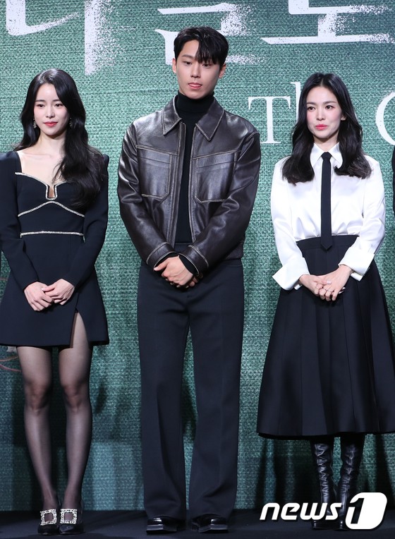 เหม็นความรัก!! เผยภาพคู่แรก 'อีโดฮยอน - อิมจียอน' พระเอกนางร้าย The Glory หลังยืนยันข่าวเดต เหม็นความรัก!! เผยภาพคู่แรก 'อีโดฮยอน - อิมจียอน' พระเอกนางร้าย The Glory หลังยืนยันข่าวเดต