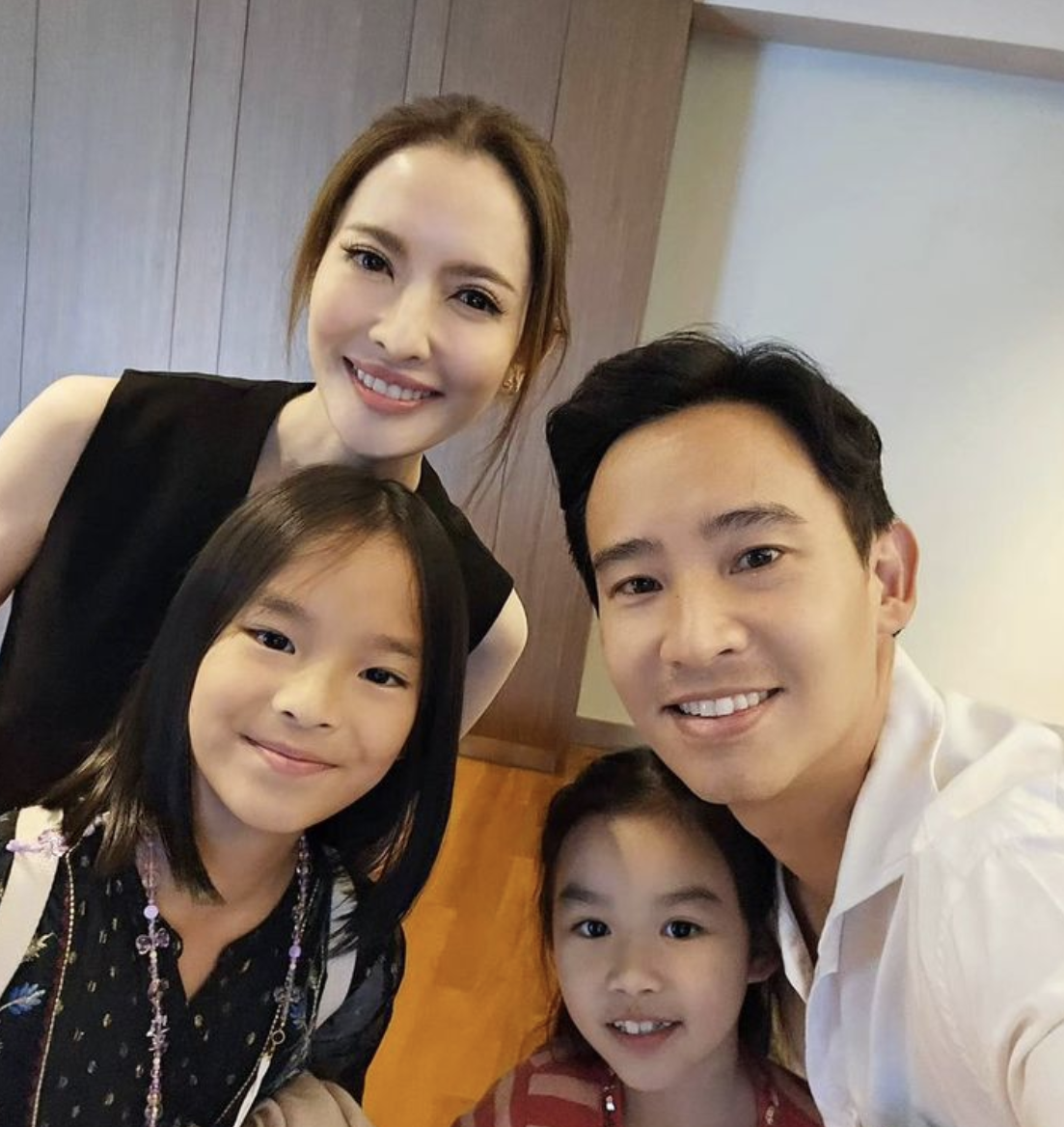 แอฟ ทักษอร ติดเทรนด์! ชาวเน็ตแห่แชร์โมเมนต์ เบื้องหลังทิม พิธาถ่ายรูปเซลฟี่
