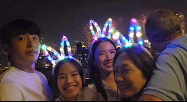 แอฟ ทักษอร ควง นนกุล ร่วมเคาท์ดาวน์ ปีใหม่ 2568 กับครอบครัวสุดอบอุ่น แอฟ ทักษอร ควง นนกุล ร่วมเคาท์ดาวน์ ปีใหม่ 2568 กับครอบครัวสุดอบอุ่น