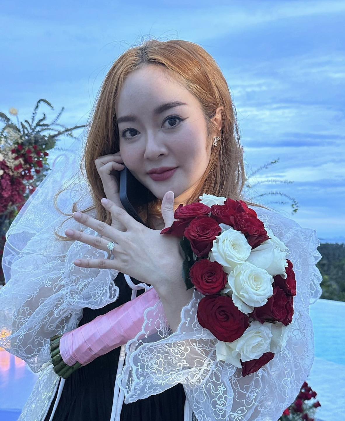 สละโสด!! แก้มบุ๋ม ถูกหวานใจ พีท คุกเข่าขอแต่งงาน 