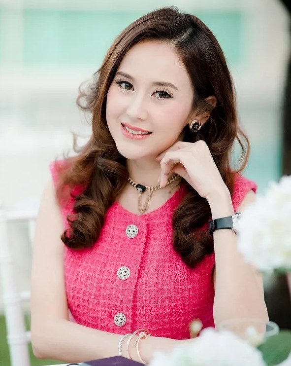 สามี แยม ธมลพรรณ์ ให้การปฏิเสธคดีทำเว็บพนันออนไลน์ เว็บลามก และฟอกเงิน หลังศาลนัดสอบปากคำ