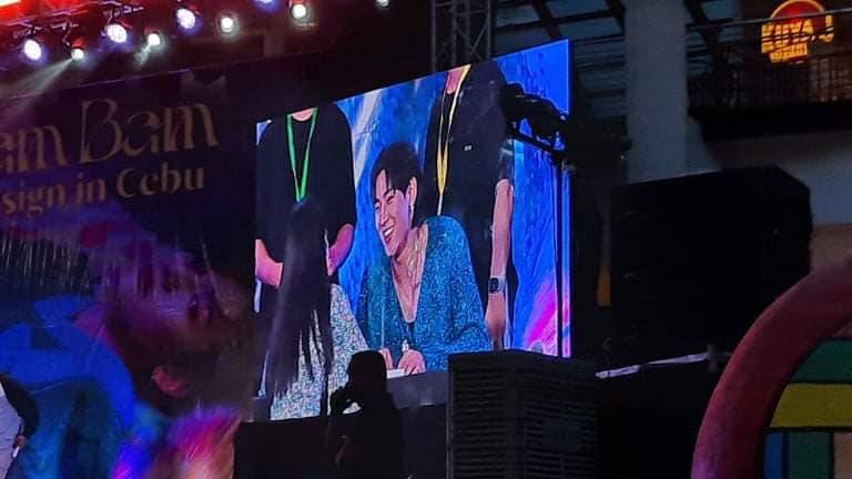 งานแจกลายเซ็นต์ของ แบมแบม ที่ฟิลิปปินส์มีแฟนๆไปร่วมงานหลายหมื่นคนจนแฟนๆแทบไม่มีที่จะยืน (มีคลิป)