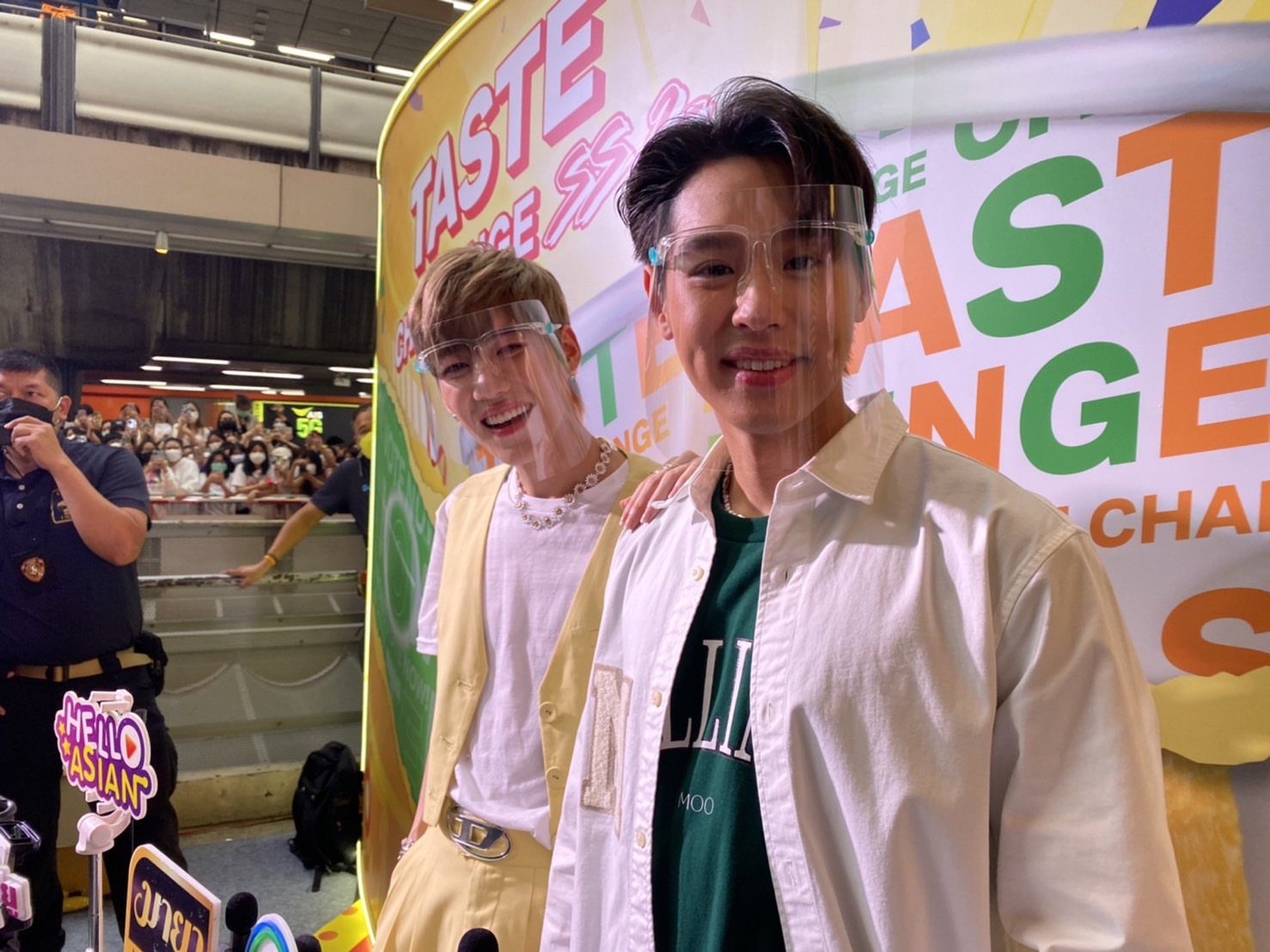 “บิวกิ้น” แจงให้สร้อยเป็นของขวัญรับปริญญา “พีพี” ลั่นแค่มาก็ดีใจแล้ว “บิวกิ้น” แจงให้สร้อยเป็นของขวัญรับปริญญา “พีพี” ลั่นแค่มาก็ดีใจแล้ว