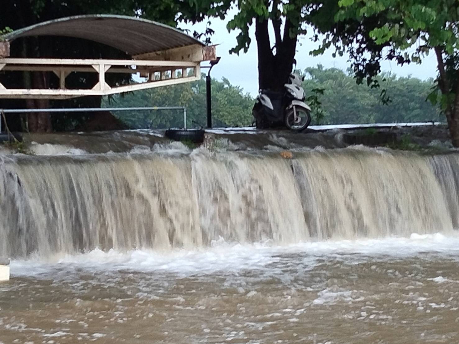 โคราชเตือนประชาชน 6 อำเภอ ท้ายเขื่อนลำตะคอง เฝ้าระวังน้ำท่วม โคราชเตือนประชาชน 6 อำเภอ ท้ายเขื่อนลำตะคอง เฝ้าระวังน้ำท่วม