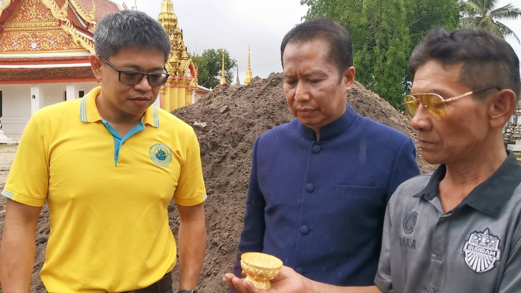 ฮือฮา! สุราษฎร์ฯ พบวัตถุโบราณ ‘พานทอง’ อายุกว่า 200 ปี ฝังใต้วัดดัง ฮือฮา! สุราษฎร์ฯ พบวัตถุโบราณ ‘พานทอง’ อายุกว่า 200 ปี ฝังใต้วัดดัง