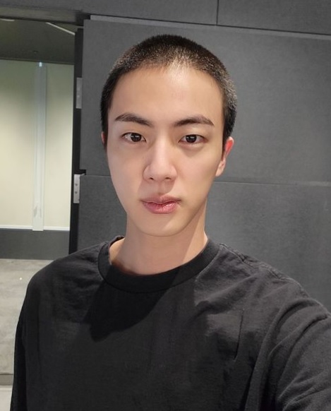 ภาพสุดอบอุ่น สมาชิก BTS ร่วมส่ง จิน พี่ใหญ่ของวงเข้ากรมรับใช้ชาติ
