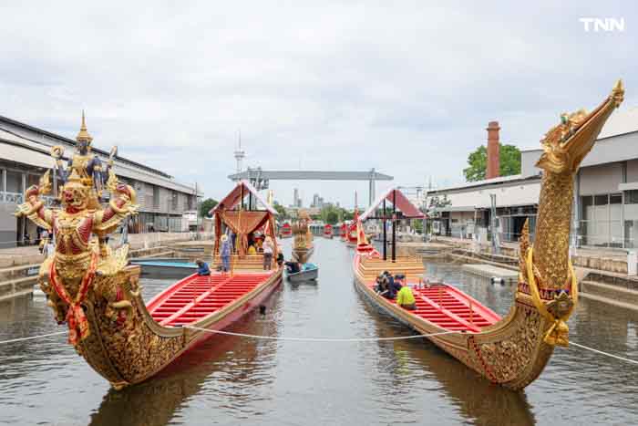 สำนักช่างสิบหมู่ ติดผ้าม่าน ผ้าหน้าจั่ว พร้อมซ่อมปิดทองกราบเรือพระที่นั่ง สำนักช่างสิบหมู่ ติดผ้าม่าน ผ้าหน้าจั่ว พร้อมซ่อมปิดทองกราบเรือพระที่นั่ง